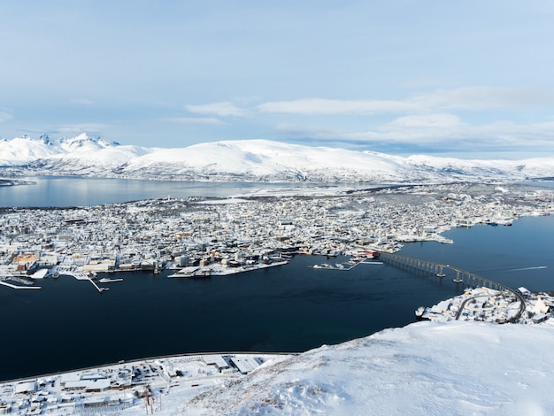 Zdjęcie gród tromso ze szczytu wzgórza