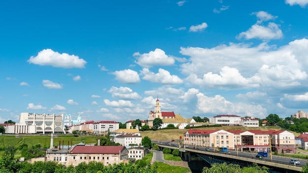 Grodno Białoruś 1 czerwca 2021 Panoramiczny widok na centrum miasta z góry Rzeka i most w historycznym centrum miasta Nowoczesne, czyste miasto z zielenią w słoneczny dzień