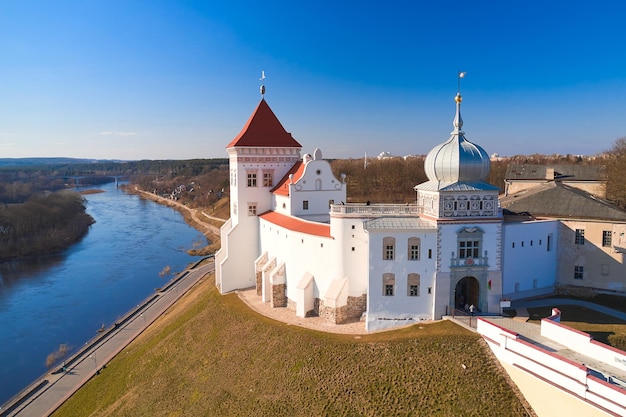 Grodno Białoruś 10 marca 2022 piękny widok na stary zamek i Niemen