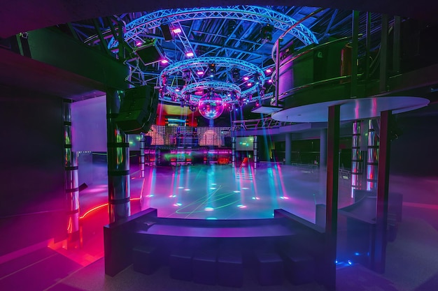 GRODNO BIAŁORUŚ 13 lipca 2013 kolorowe wnętrze europejskiego stylowego klubu nocnego z jasnymi światłami z kulą lustrzaną disco
