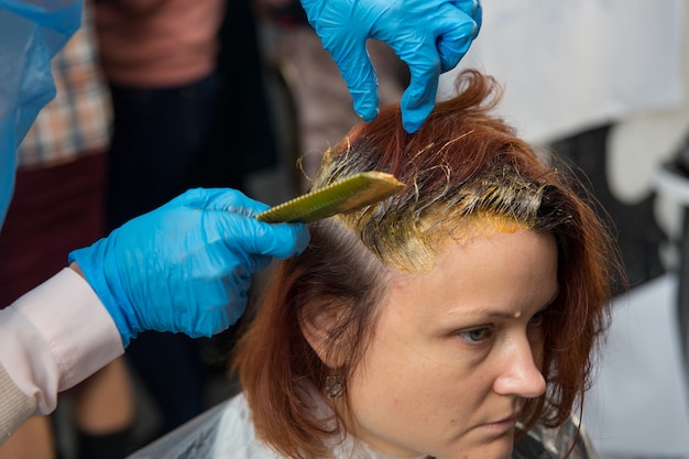 Grodno, Białoruś - 20 października 2016: Uczestnicy seminarium farbują włosy modelu na warsztatach reklamowych marki Keune w salonie kosmetycznym Kolibri.