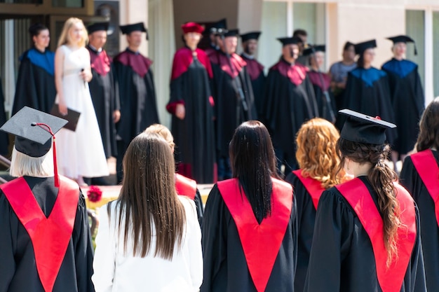 Grodno Białoruś Czerwiec 2021 Rozdanie dyplomów studentom Uniwersytetu Medycznego podczas ceremonii wręczenia dyplomów Radosni absolwenci w szatach i czarnych kwadratowych czapkach