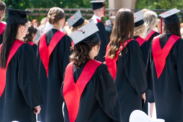 Grodno Białoruś Czerwiec 2021 Rozdanie dyplomów studentom Uniwersytetu Medycznego podczas ceremonii wręczenia dyplomów Radosni absolwenci w szatach i czarnych kwadratowych czapkach