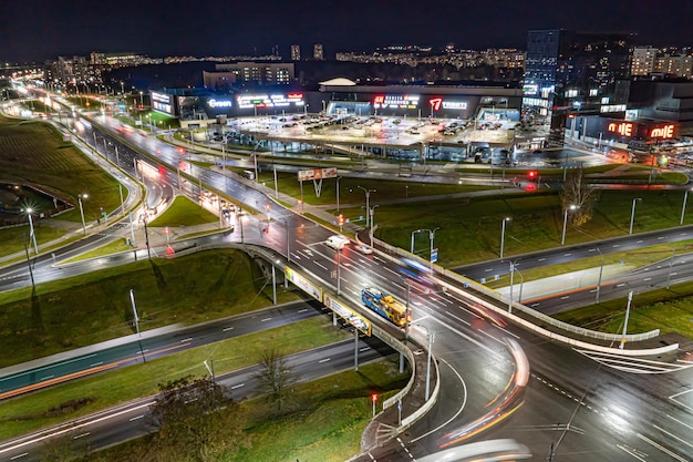 Grodno Białoruś Czerwiec 2021 Widok z góry na główny węzeł drogowy w mieście nocą Ruch samochodów w nocnym mieście Światło z pojazdów i latarni na drogach i ulicach