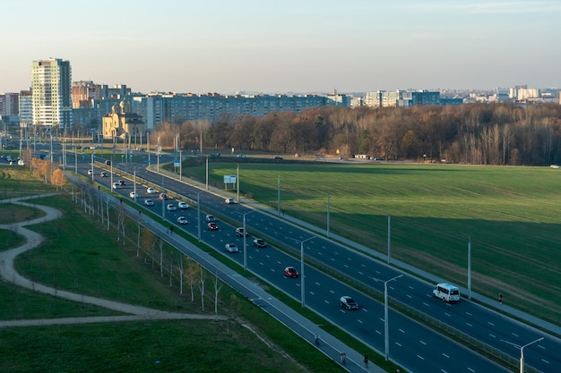 Grodno Białoruś Czerwiec 2021 Widok z góry sypialni dużego miasta Jesienny krajobraz miasta Tereny zielone obok wysokich nowoczesnych budynków