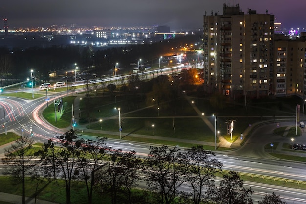 GRODNO BIAŁORUŚ GRUDZIEŃ 20202 Nocna panorama Światła w oknach wielopiętrowego budynku życia w wielkim mieście