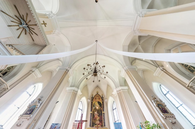 GRODNO BIAŁORUŚ MAJ 2017 Wewnętrzna kopuła i widok na sufit starego katolickiego kościoła obronnego