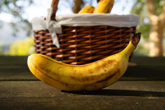 Gromada bananów umieszczona na naturalnym średnim brązowym i polerowanym drewnianym stole