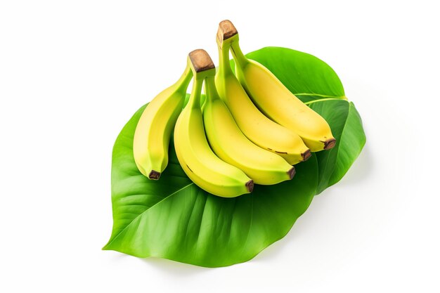 Zdjęcie gromada bananów z izolowanymi liśćmi na białym tle