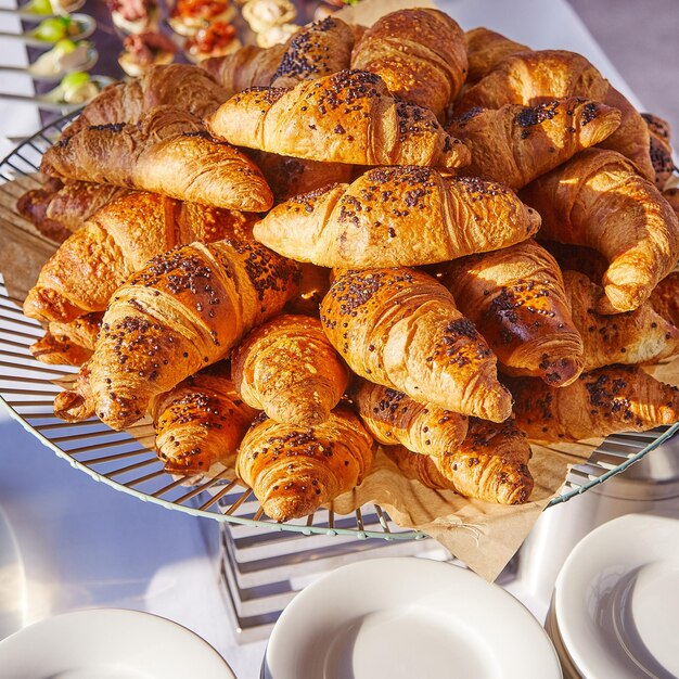 Zdjęcie gromada croissantów.