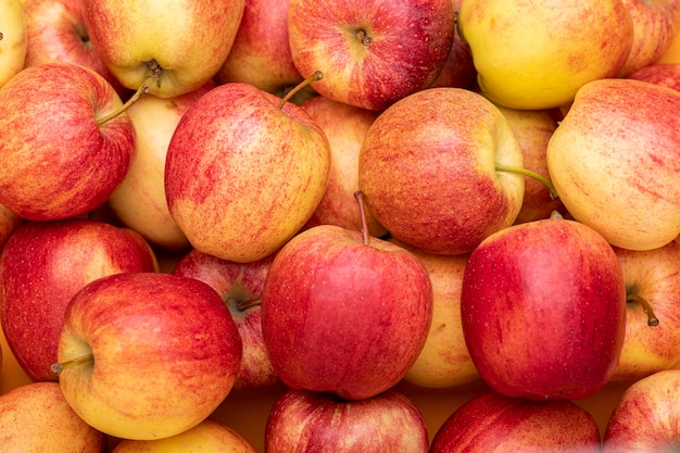 Gromada jabłek jako nagłówek frontu banera lub panorama wyizolowana z białym tłem