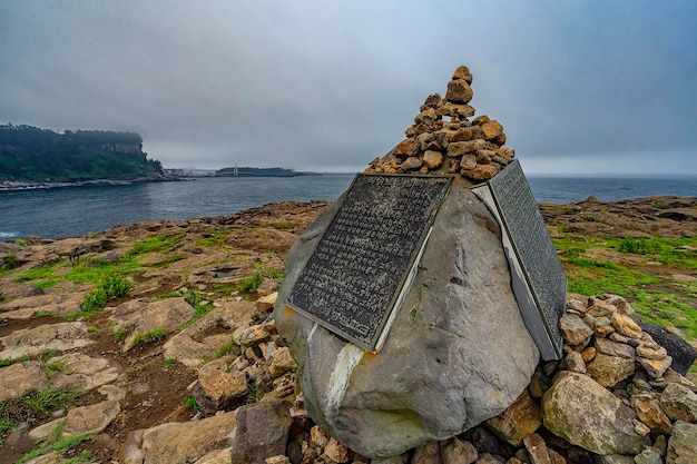 Gromada kamieni na plaży na tle nieba w Jeju