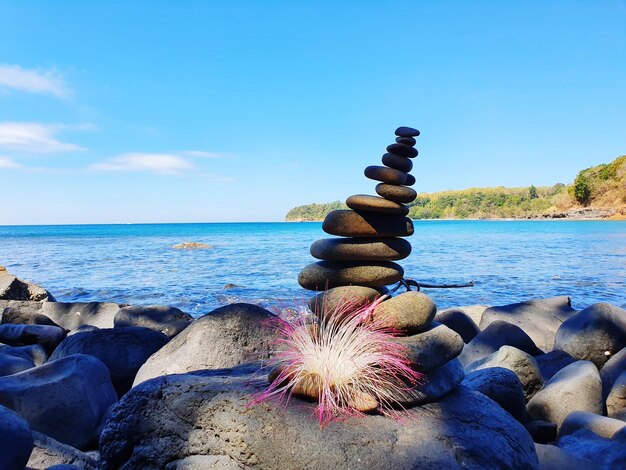 Zdjęcie gromada kamieni na plaży na tle nieba