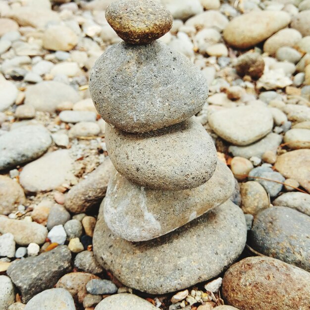 Zdjęcie gromada kamieni na plaży