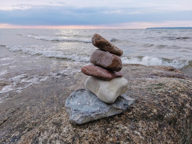 Zdjęcie gromada kamieni na plaży