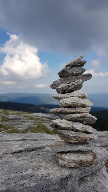 Gromada kamieni na skale na tle nieba