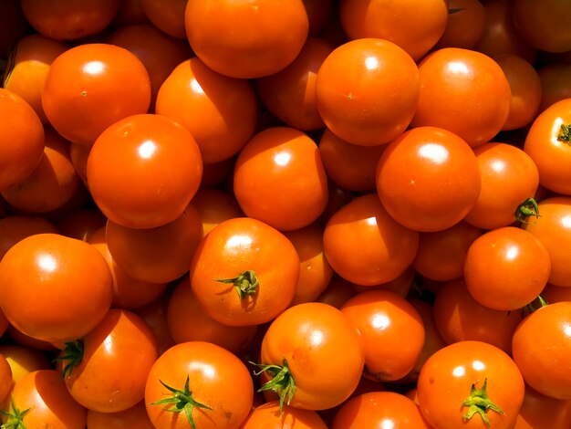 Zdjęcie gromada pięknych pomidorów na liczniku