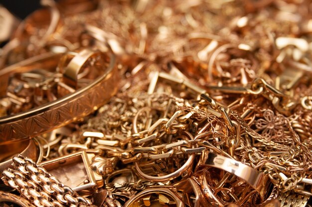 Zdjęcie gromada starych używanych złotych biżuterii złota złota