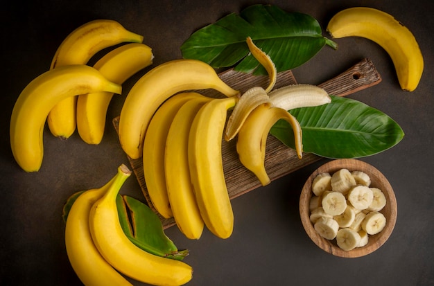 Gromada surowych organicznych bananów gotowa do jedzenia