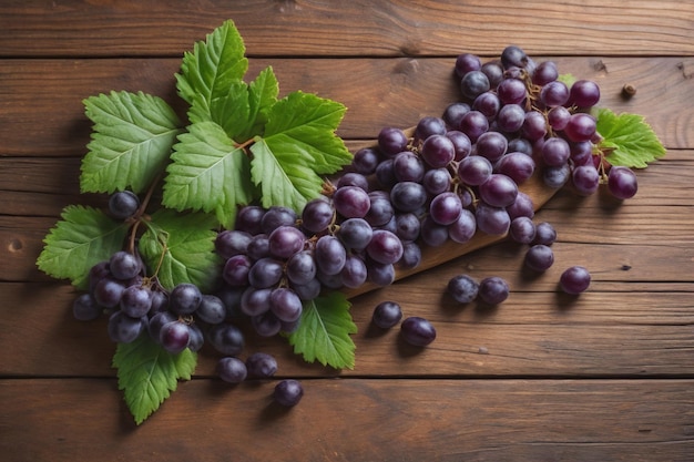 Gromada świeżych winogron na drewnianym stole w stylu vintage.