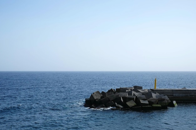 Zdjęcie groyne na morzu na czystym niebie