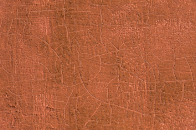 Gruba świeża brązowa farba na płaskiej stalowej powierzchni bez szwu ze starymi pęknięciami pod nią