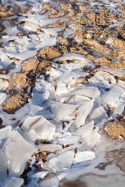 Gruba warstwa lodu utworzyła się na terenie pola po deszczach i mrozach brudny lód w sezonie zimowym