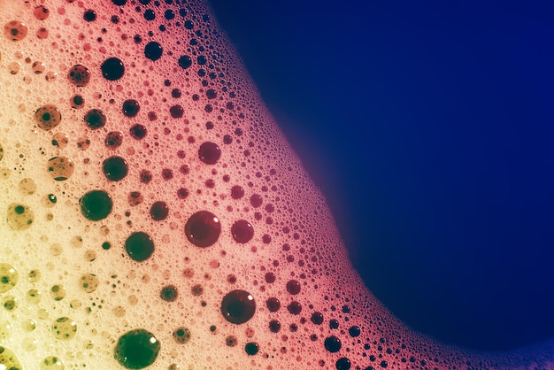Grube bulgoczące mydliny na powierzchni wody gradient modnych kolorów Makro Tekstura pianki z baniek mydlanych