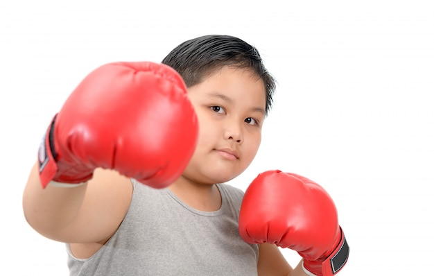 Gruby dzieciaka bój z czerwonymi bokserskimi rękawiczkami odizolowywać