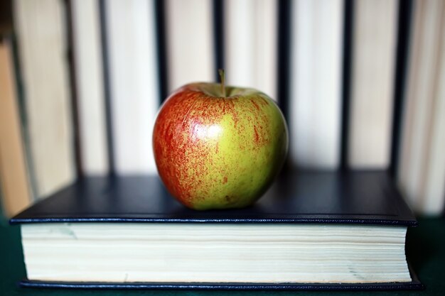 Grunge efekt fotoksiążka edukacyjna stos jabłko długopis