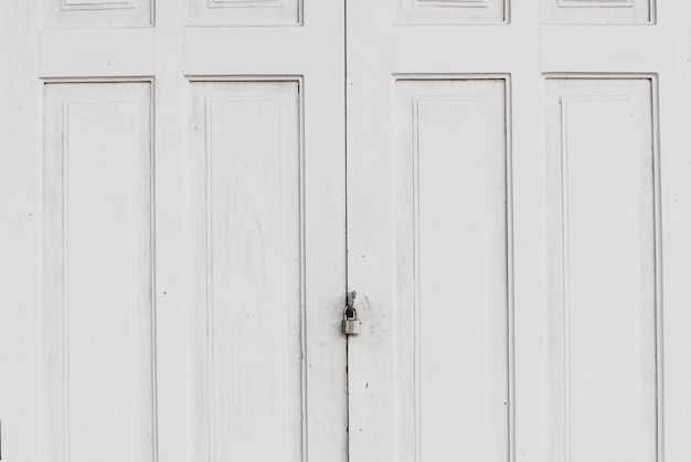 Zdjęcie grunge stary biały drzwi z kędziorkiem.