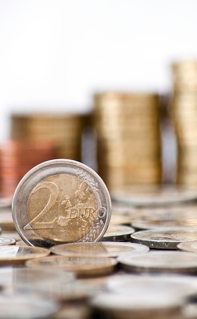 Zdjęcie grungy moneta 2 euro z monetami w tle