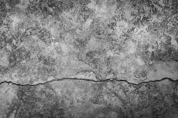 Grungy ściana z dużą pęknięciem tekstury podłogi cementu, duże pęknięcie cementu na ciemnym tle