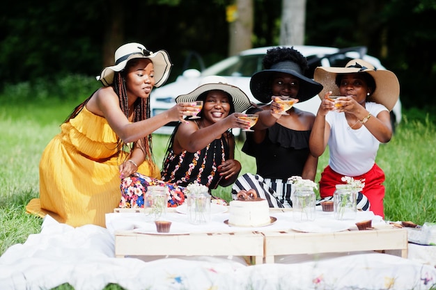 Grupa Afroamerykańskich Dziewcząt świętujących Przyjęcie Urodzinowe I Brzęczących Okularów Na świeżym Powietrzu Z Wystrojem