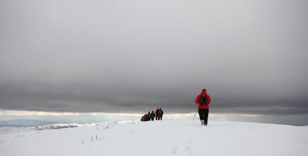 Grupa alpinistów spacerująca po górach pokrytych śniegiemxAxA