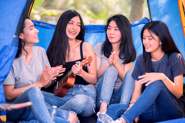 Zdjęcie grupa azjatyckich kobiet zabawy camping odkryty w głębokim lesie