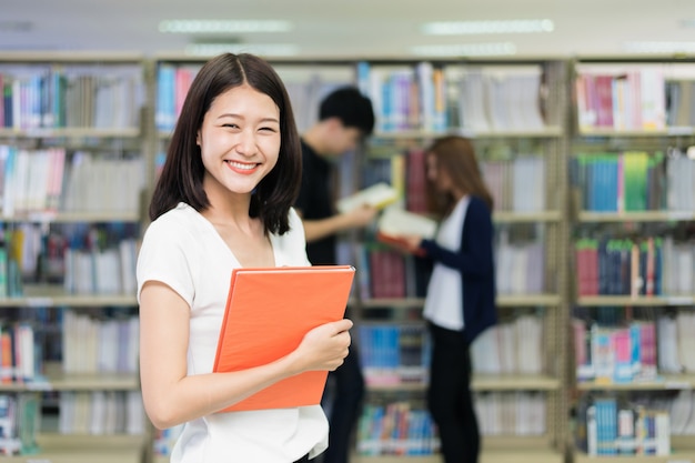 Grupa azjatyckich studentów studiujących razem w bibliotece na uniwersytecie.