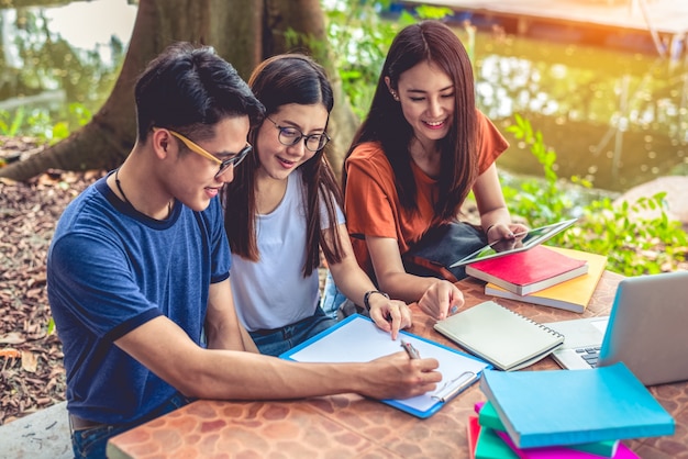 Grupa azjatykci student collegu czytelnicze książki i nauczanie specjalna klasa dla egzaminu na stole przy outdoors