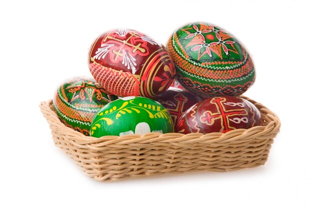 Grupa barwioni Easter jajka w koszu odizolowywającym na białym tle