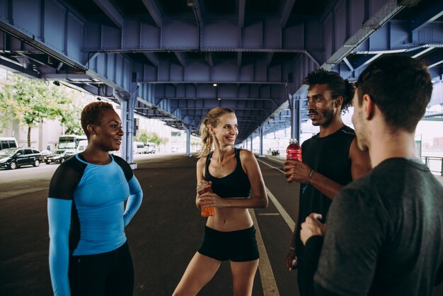 Grupa biegaczy miejskich biegających po ulicy w Nowym Jorku, koncepcyjne seriale o sporcie i fitnessie