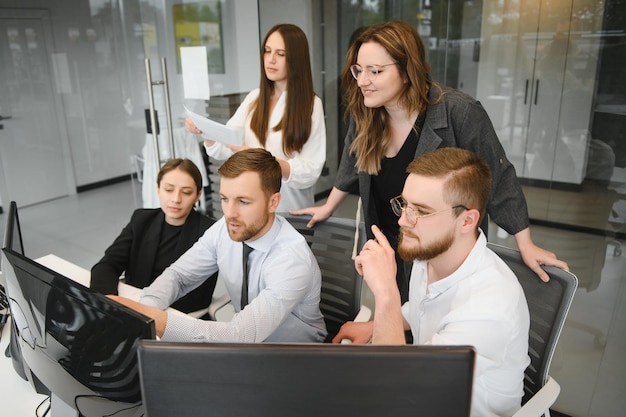 Grupa biznesmenów i maklerów giełdowych pracujących w biurze