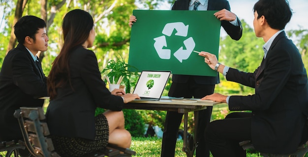 Grupa biznesmenów spotyka się w biurze na świeżym powietrzu z recyklingiem Gyre
