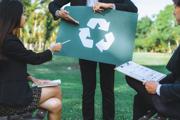 Grupa biznesmenów spotyka się w biurze na świeżym powietrzu z recyklingiem Gyre