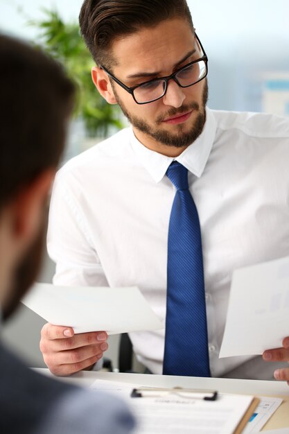 Grupa Biznesmenów Z Wykresem Finansowym W Ramieniu Rozwiązuje I Omawia Problem