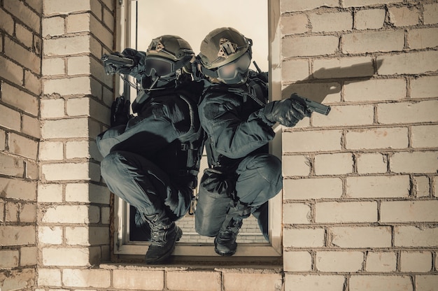 Grupa Bojowników Sił Specjalnych Szturmuje Budynek Przez Okno
