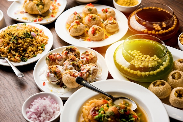 Grupa Bombaju Chat Food obejmuje golgappa lub panipuri, bhel-puri, sev-poori, dahipuri, ragda pattice, raj kachori itp. selektywne skupienie