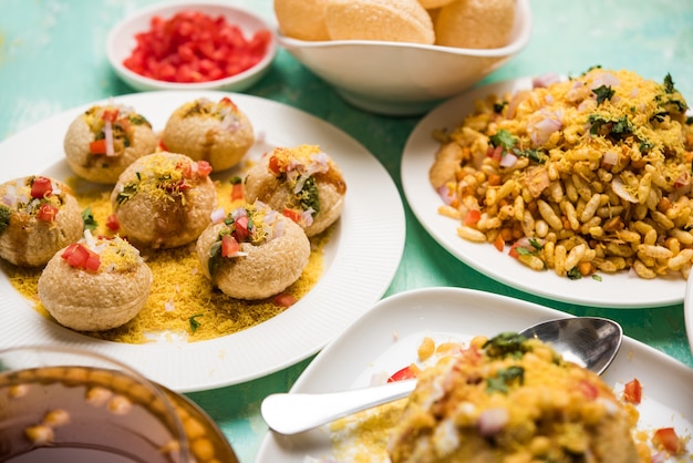 Grupa Bombaju Chat Food obejmuje golgappa lub panipuri, bhel-puri, sev-poori, dahipuri, ragda pattice, raj kachori itp. selektywne skupienie