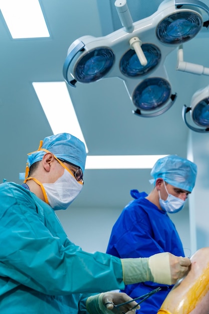 Grupa Chirurgów W Sali Operacyjnej Ze Sprzętem Chirurgicznym Wykształcenie Medyczne