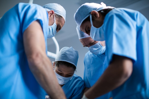 Zdjęcie grupa chirurgów wykonujących operację w pokoju operacji