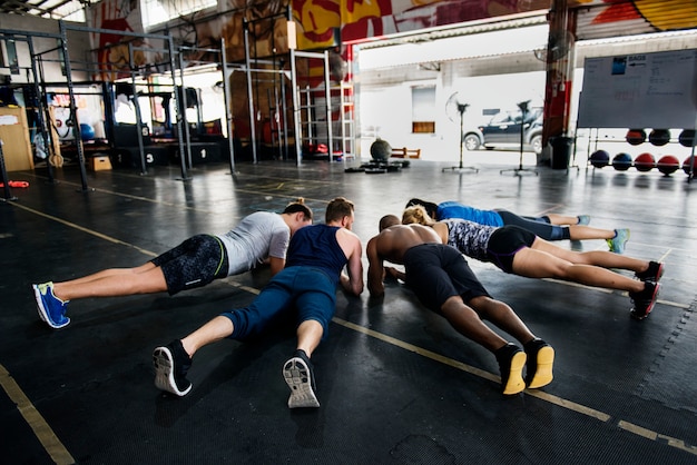 Grupa CrossFit na siłowni